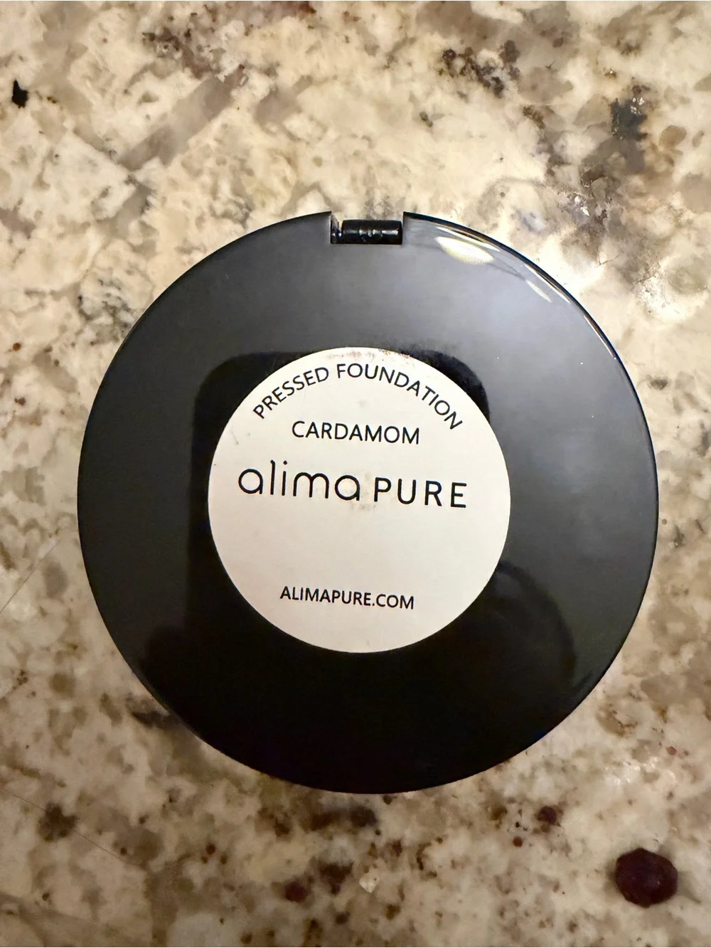 Cardamom Pressed Foundation - Black Compact